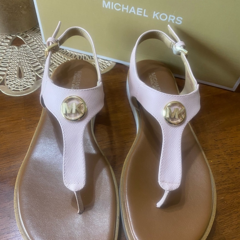 Michael Kors blush pink Sandals T-Strap Design size 7